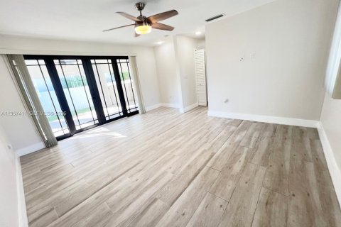 House in Miami, Florida 4 bedrooms, 173.17 sq.m. № 2011287 - photo 22