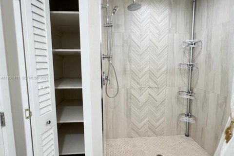 House in Miami, Florida 4 bedrooms, 173.17 sq.m. № 2011287 - photo 29