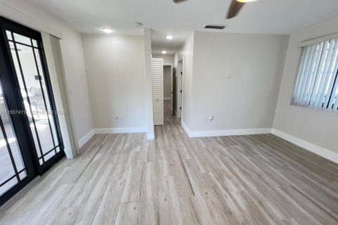 House in Miami, Florida 4 bedrooms, 173.17 sq.m. № 2011287 - photo 23