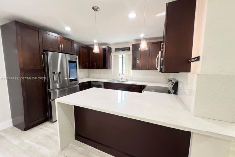 House in Miami, Florida 4 bedrooms, 173.17 sq.m. № 2011287 - photo 8