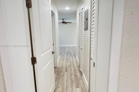 House in Miami, Florida 4 bedrooms, 173.17 sq.m. № 2011287 - photo 21