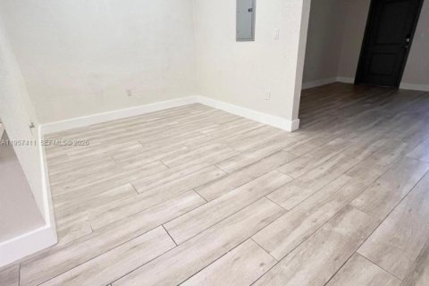 House in Miami, Florida 4 bedrooms, 173.17 sq.m. № 2011287 - photo 6