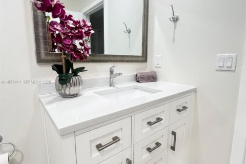 House in Miami, Florida 4 bedrooms, 173.17 sq.m. № 2011287 - photo 30