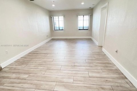 House in Miami, Florida 4 bedrooms, 173.17 sq.m. № 2011287 - photo 24