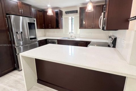 House in Miami, Florida 4 bedrooms, 173.17 sq.m. № 2011287 - photo 7