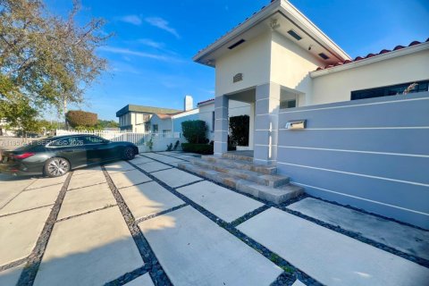 House in Miami, Florida 4 bedrooms, 173.17 sq.m. № 2011287 - photo 2