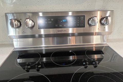 House in Miami, Florida 4 bedrooms, 173.17 sq.m. № 2011287 - photo 17