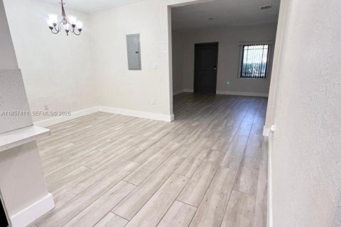 House in Miami, Florida 4 bedrooms, 173.17 sq.m. № 2011287 - photo 5