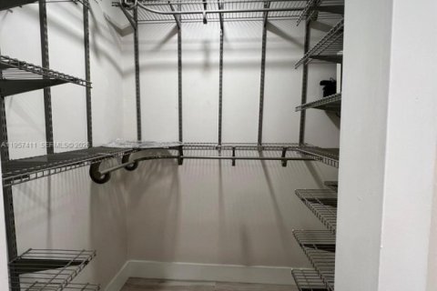 House in Miami, Florida 4 bedrooms, 173.17 sq.m. № 2011287 - photo 25