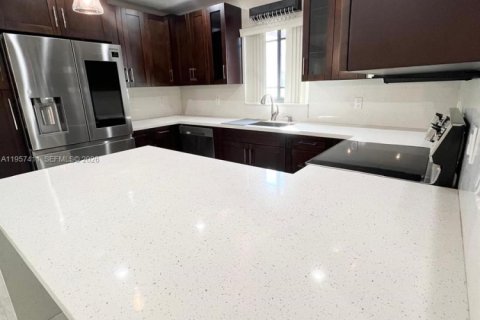 House in Miami, Florida 4 bedrooms, 173.17 sq.m. № 2011287 - photo 9