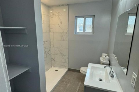 House in West Palm Beach, Florida 3 bedrooms, 116.87 sq.m. № 1950000 - photo 4