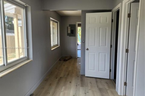 House in West Palm Beach, Florida 3 bedrooms, 116.87 sq.m. № 1950000 - photo 3