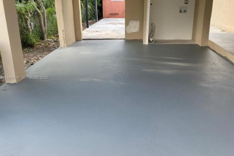 House in West Palm Beach, Florida 3 bedrooms, 116.87 sq.m. № 1950000 - photo 7