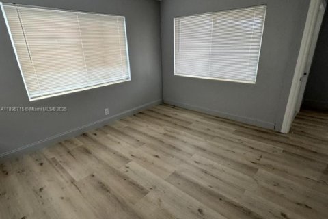 House in West Palm Beach, Florida 3 bedrooms, 116.87 sq.m. № 1950000 - photo 5