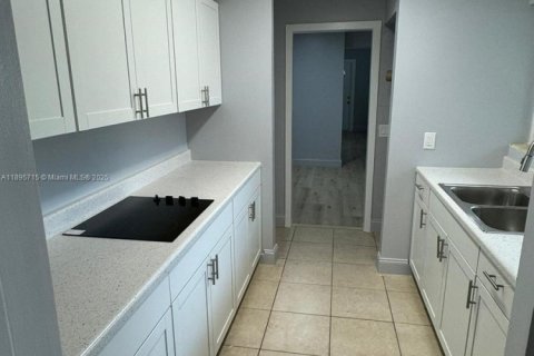 House in West Palm Beach, Florida 3 bedrooms, 116.87 sq.m. № 1950000