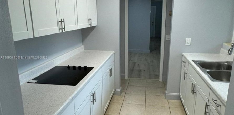 House in West Palm Beach, Florida 3 bedrooms, 116.87 sq.m. № 1950000