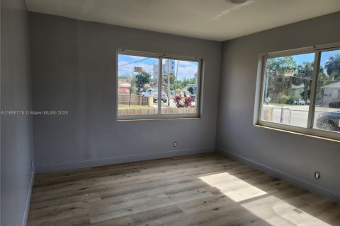 House in West Palm Beach, Florida 3 bedrooms, 116.87 sq.m. № 1950000 - photo 2