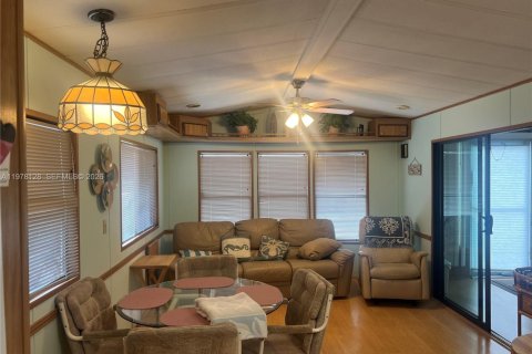 House in Jensen Beach, Florida 1 bedroom, 43.48 sq.m. № 2044466 - photo 5