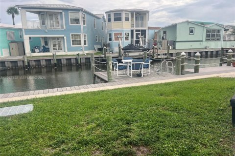 House in Jensen Beach, Florida 1 bedroom, 43.48 sq.m. № 2044466 - photo 2