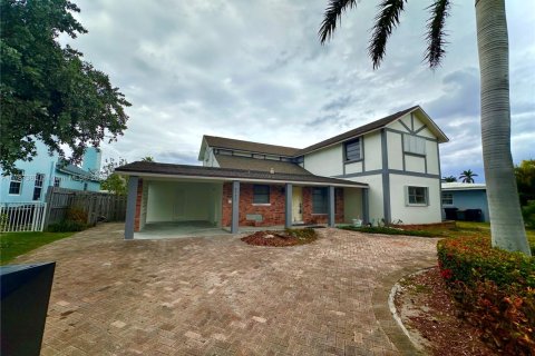 Villa ou maison à vendre à Lighthouse Point, Floride: 5 chambres, 272.58 m2 № 1727387 - photo 2
