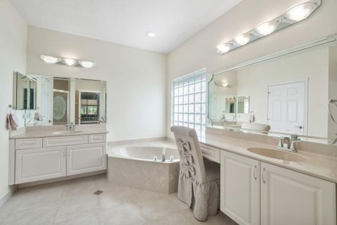 House in Lake Worth, Florida 3 bedrooms, 207.36 sq.m. № 2181241 - photo 25