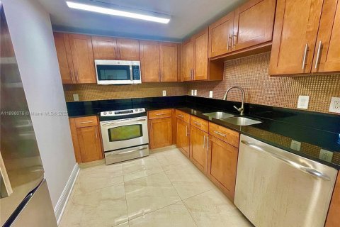 Condominio en alquiler en Miami, Florida, 2 dormitorios, 106.37 m2 № 1949857 - foto 13