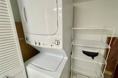 Condominio en alquiler en Miami, Florida, 2 dormitorios, 106.37 m2 № 1949857 - foto 14