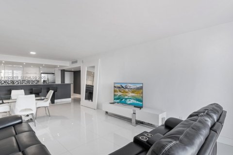 Copropriété à vendre à Sunny Isles Beach, Floride: 2 chambres, 139.82 m2 № 2076694 - photo 3