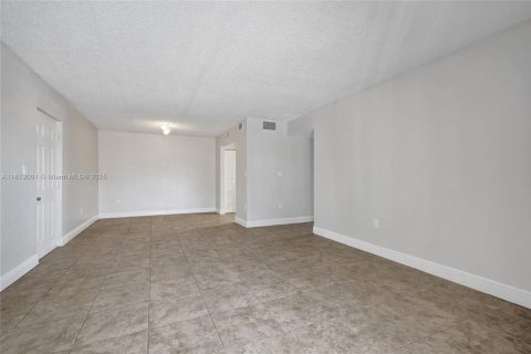 Снять в аренду квартиру в Майами, Флорида 3 спальни, 102.19м2, № 1980437 - фото 3