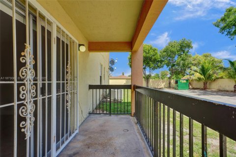 Снять в аренду квартиру в Майами, Флорида 3 спальни, 102.19м2, № 1980437 - фото 2