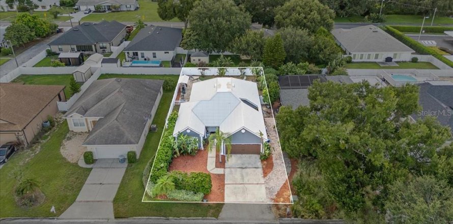 House in Winter Haven, Florida 3 bedrooms, 175.86 sq.m. № 1879920