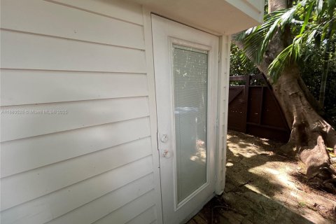 House in South Miami, Florida 1 bedroom, 37.16 sq.m. № 1929116 - photo 9
