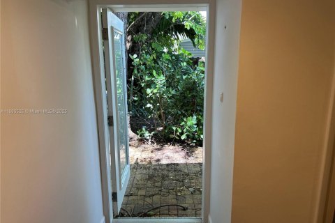 House in South Miami, Florida 1 bedroom, 37.16 sq.m. № 1929116 - photo 8