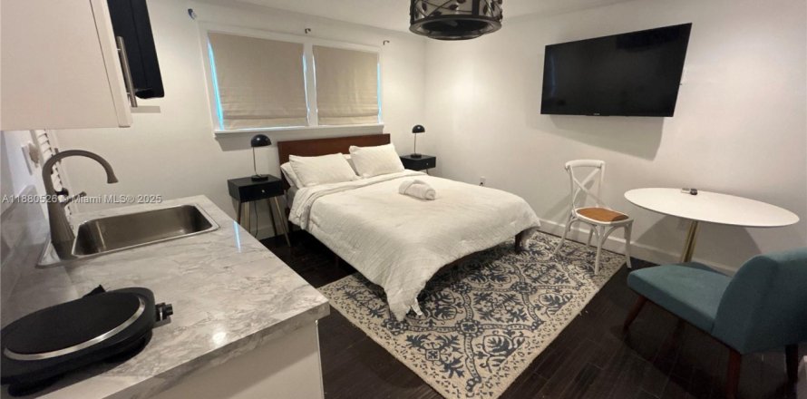 House in South Miami, Florida 1 bedroom, 37.16 sq.m. № 1929116