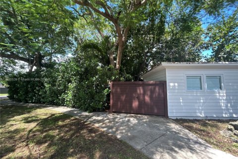 House in South Miami, Florida 1 bedroom, 37.16 sq.m. № 1929116 - photo 11