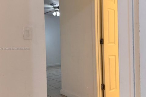 Villa ou maison à louer à Miami, Floride: 2 chambres, 255.57 m2 № 1872570 - photo 13