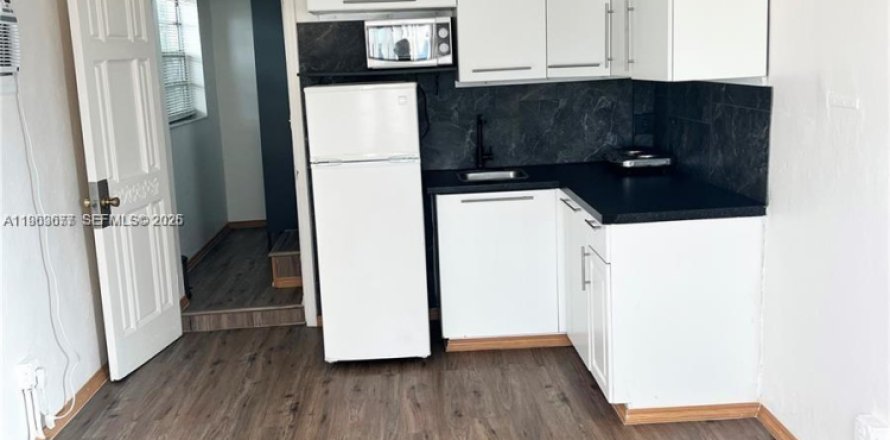 Commercial property in Miami, Florida № 2025633