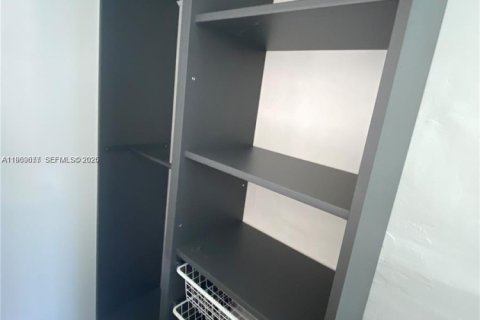 Commercial property in Miami, Florida № 2025633 - photo 5