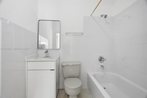 Commercial property in Miami, Florida 1 bedroom, 29.26 sq.m. № 1990933 - photo 2