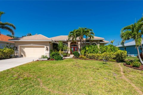 House in Punta Gorda, Florida 4 bedrooms, 198.07 sq.m. № 1631639 - photo 15