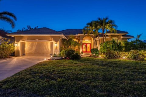 House in Punta Gorda, Florida 4 bedrooms, 198.07 sq.m. № 1631639 - photo 1