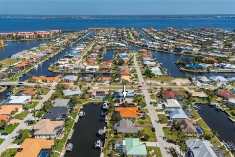 House in Punta Gorda, Florida 4 bedrooms, 198.07 sq.m. № 1631639 - photo 14
