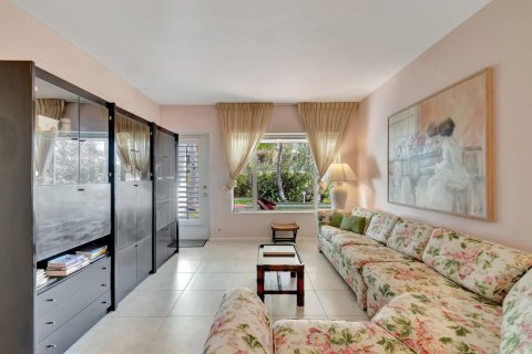Condo in Highland Beach, Florida, 1 bedroom № 2183279 - photo 12