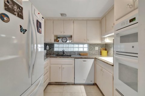 Condo in Highland Beach, Florida, 1 bedroom № 2183279 - photo 21