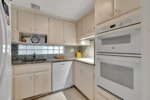 Condo in Highland Beach, Florida, 1 bedroom № 2183279 - photo 17