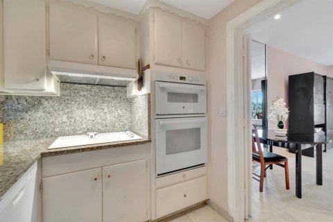 Condo in Highland Beach, Florida, 1 bedroom № 2183279 - photo 19
