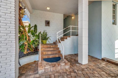 Condo in Highland Beach, Florida, 1 bedroom № 2183279 - photo 9