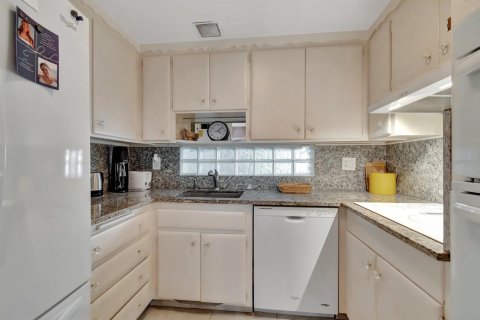 Condo in Highland Beach, Florida, 1 bedroom № 2183279 - photo 18