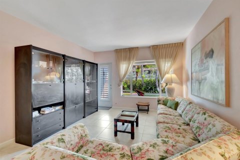 Condo in Highland Beach, Florida, 1 bedroom № 2183279 - photo 11