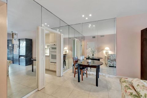Condo in Highland Beach, Florida, 1 bedroom № 2183279 - photo 16